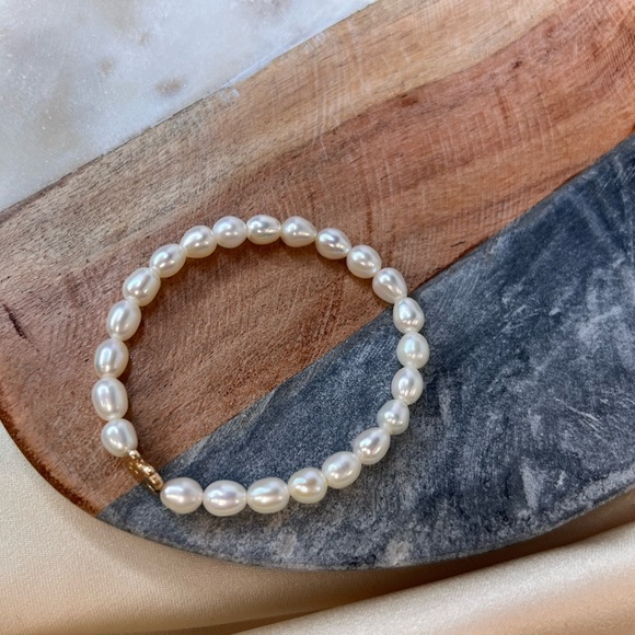 Beautiful Genuine White Pearl Stretch Bracelet 14K With Bear Motif - Picture 3 of 11